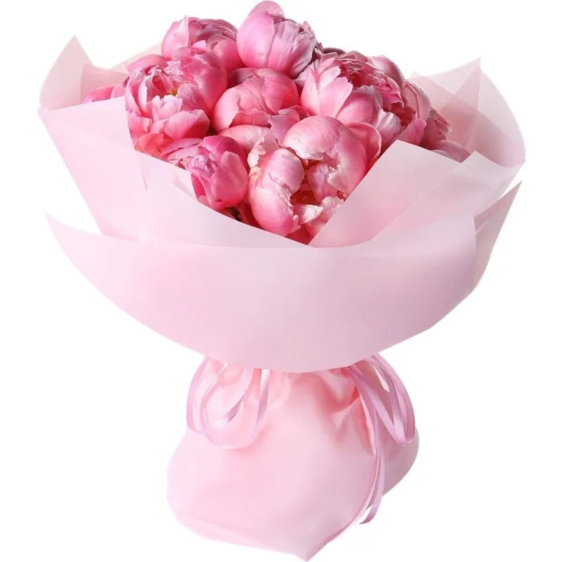 Strauß rosa Pfingstrosen von MO BLUMEN, in hellrosa Papier gewickelt und mit einem rosa Band gebunden.